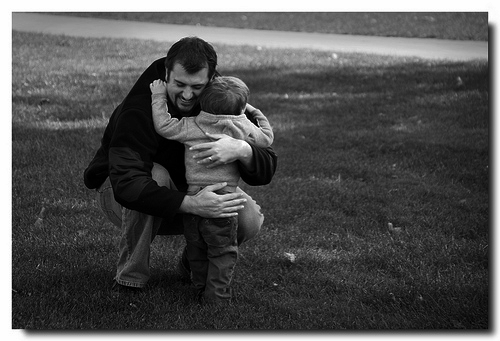 abraço homem e menino