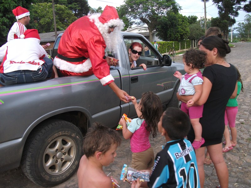 Resultado de imagem para papai noel jogando balas